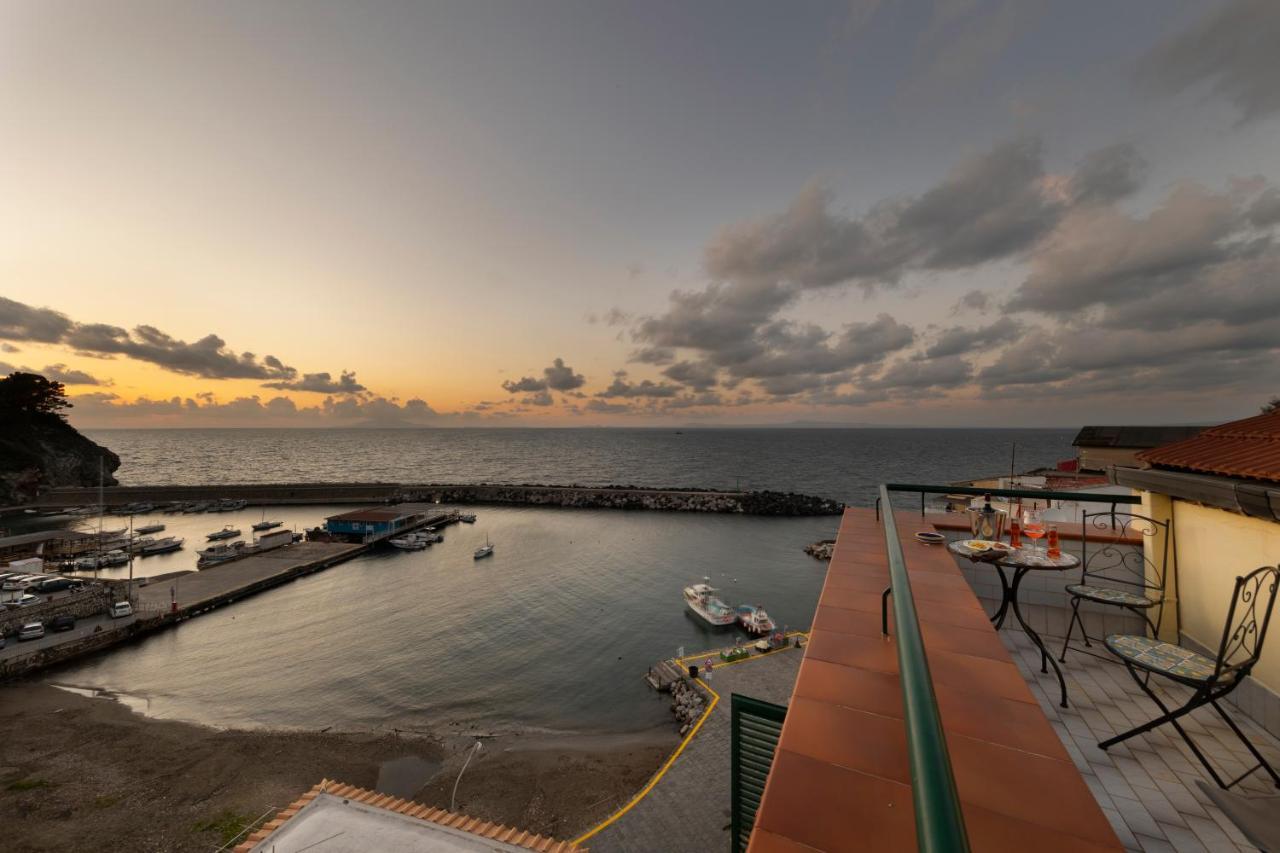 Apartament Relais Del Mare Con Terrazza Fronte Mare Free Parking Massa Lubrense Zewnętrze zdjęcie